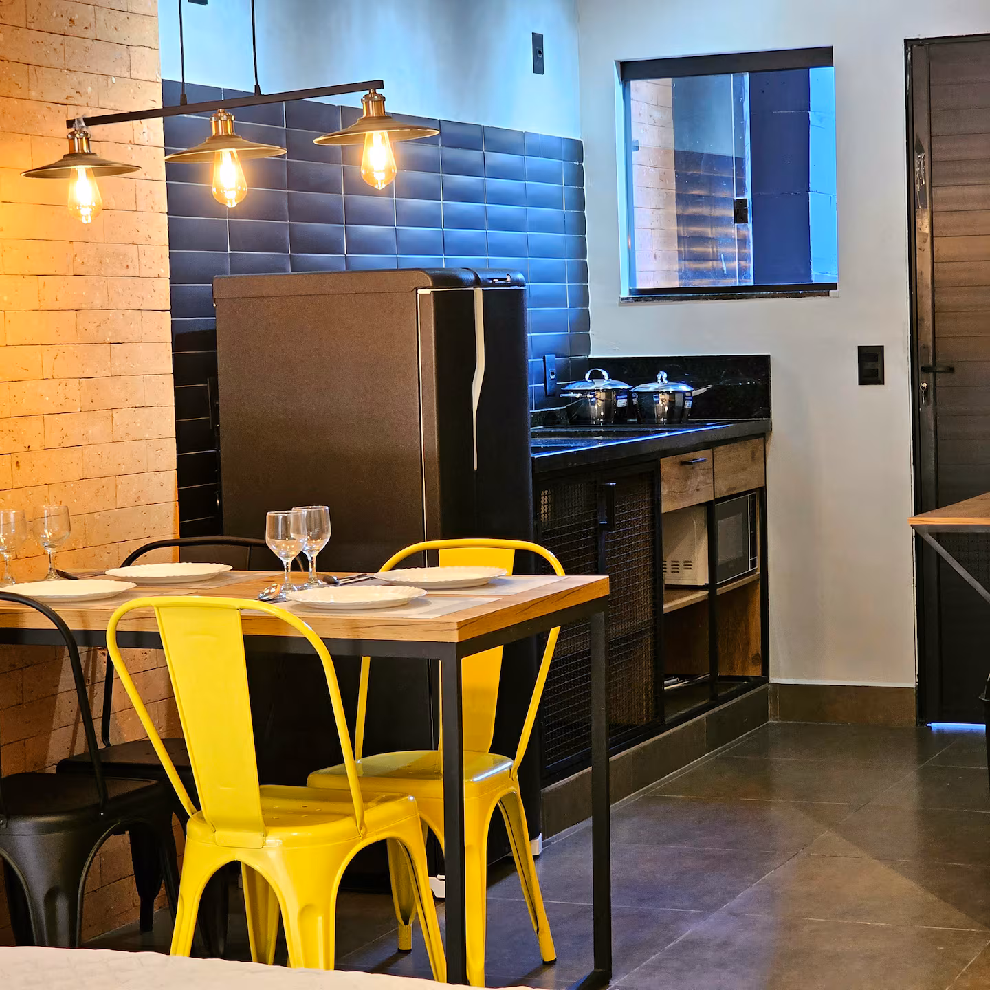 Interior do Loft Garden com cozinha e sala